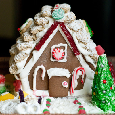 Back To Organic – Decorating a Gingerbread House