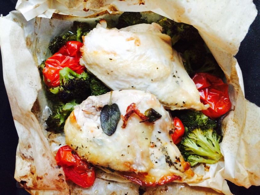 https://www.backtoorganic.com/wp-content/uploads/2014/10/chicken-broccoli-and-tomatoes-with-Back-to-Organic-Rosemary-Salt-in-a-parchment-bag-846xAuto.jpg